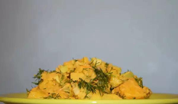 Ароматна салата от червени картофи