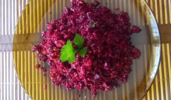 Здравословна салата от червено цвекло със сос от нар