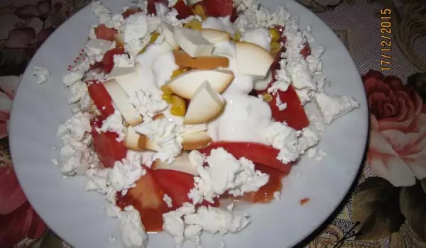Доматена салатка с пушено сирене