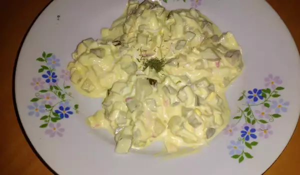 Салата с яйца и кисели краставички
