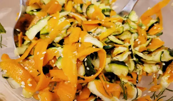 Бърза салата от тиквички и моркови