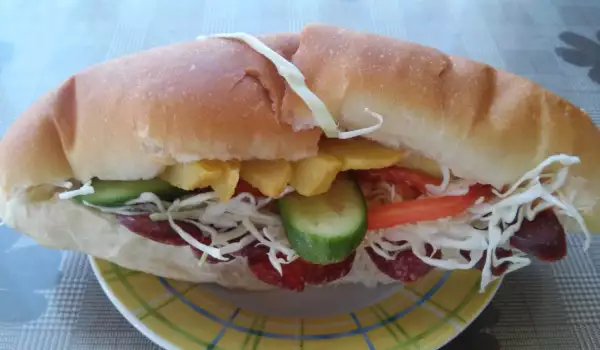 Сандвич с луканка и кашкавал