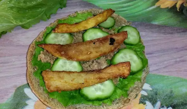 Сандвич с риба тон и зелена салата