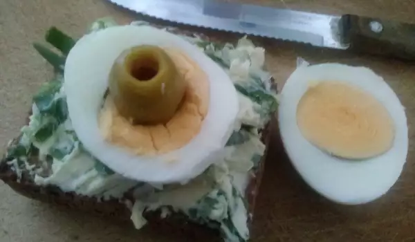 Пълнозърнест сандвич с яйца и топено сирене