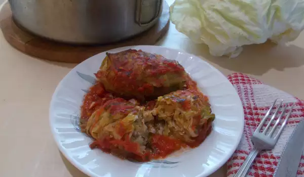 Печени сарми с прясно зеле и доматен сос