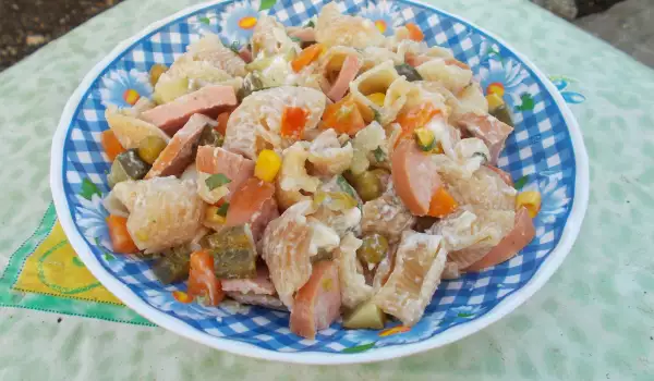 Шарена салата с макарони и зеленчуци