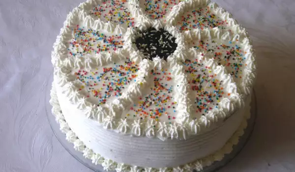 Шоколадова торта с кроасани и бял топинг