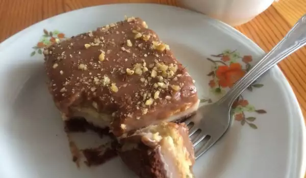 Шоколадово-бисквитена торта със заквасена сметана