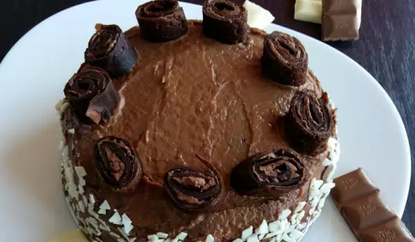 Уникална торта от шоколадови палачинки