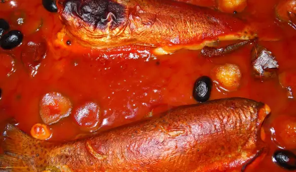 Скумрия във фурна с доматен сос