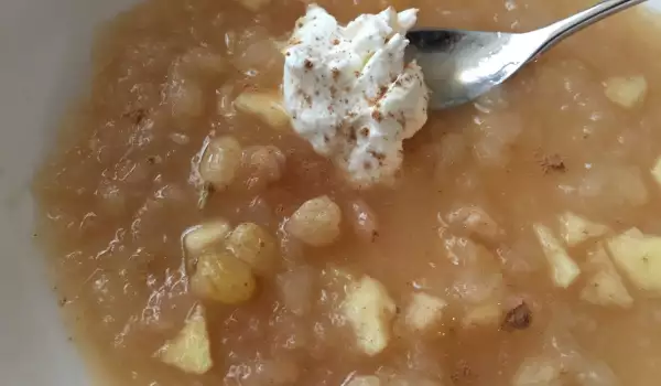 Сладка супа с ябълки
