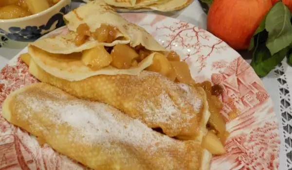 Френски палачинки с пълнеж от карамелизирани ябълки