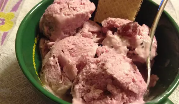 Сладолед с касис и заквасена сметана
