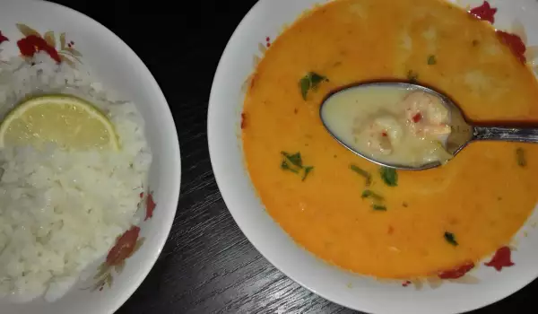 Пикантна сметанова супа с къри паста и скариди