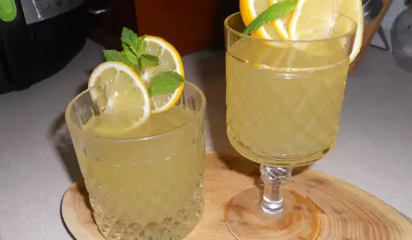 Летен сок от бъз, лимони и мента