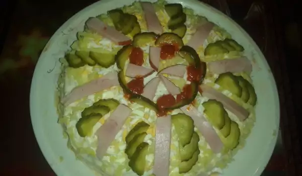 Солена палачинкова торта с пиле и салата Снежанка