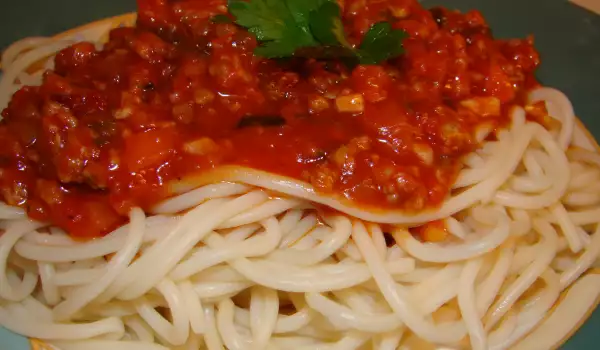 Спагети с кайма и доматен сос
