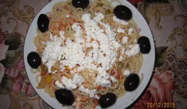Спагети с доматен сос и зеленчуци