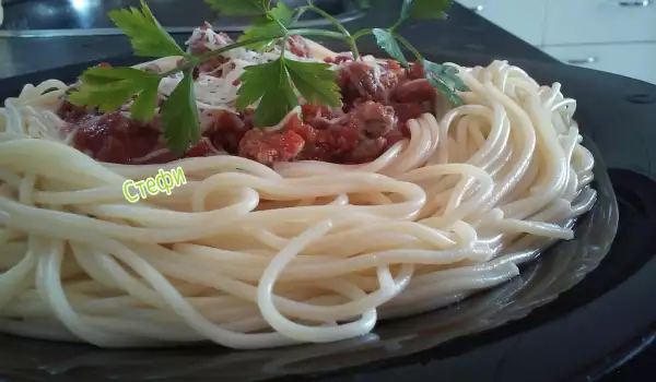 Спагети с доматен сос и кайма