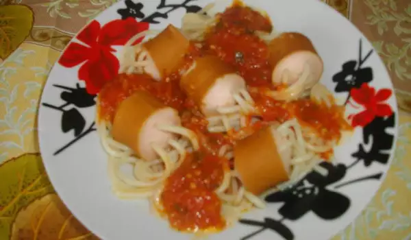 Спагети с кренвирш и доматен сос