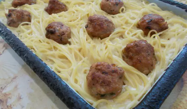 Спагети с млечен сос и кюфтенца на фурна