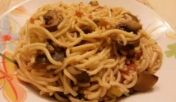Спагети с доматен сос, патладжан и гъби