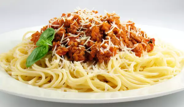 Спагети с кайма и кренвирши