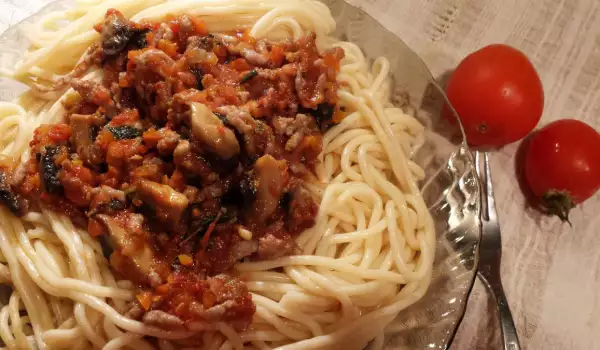 Спагети с кайма и доматен сос с чесън и гъби