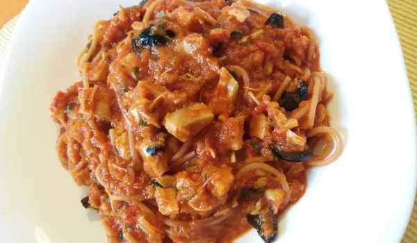 Спагети с пилешко филе и доматен сос
