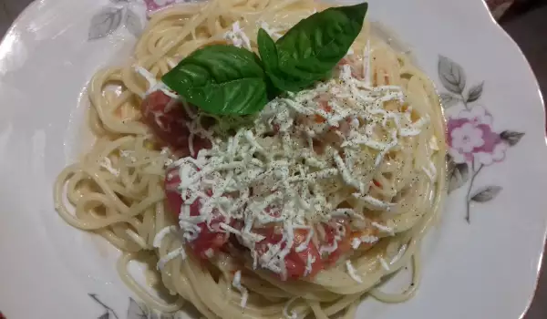 Бързи спагети с пресни домати и сирена