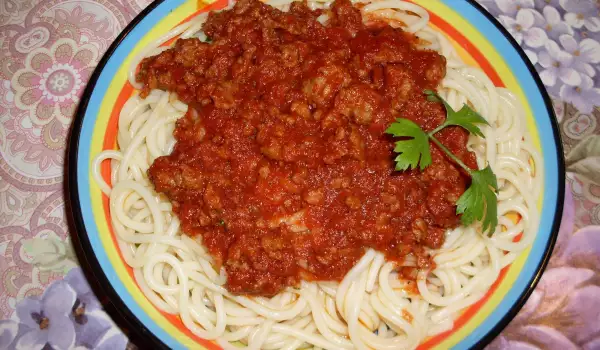 Спагети с кайма и пикантен сос