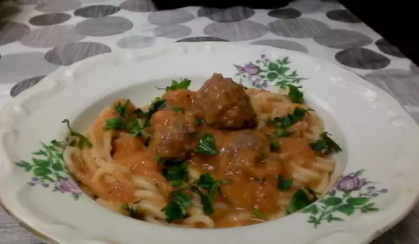 Спагети с доматен сос и мини кюфтенца