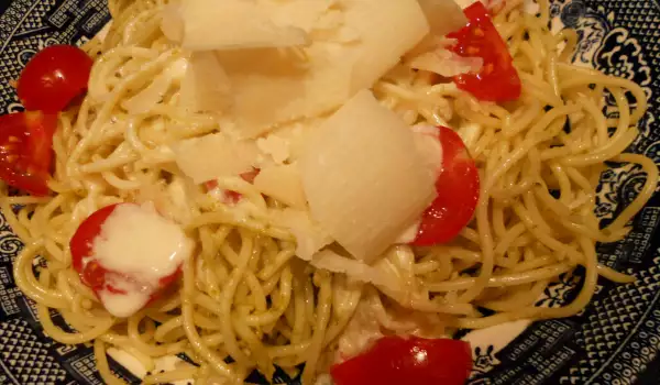 Спагети с песто и домати