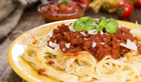 Домашен неаполитански сос за спагети
