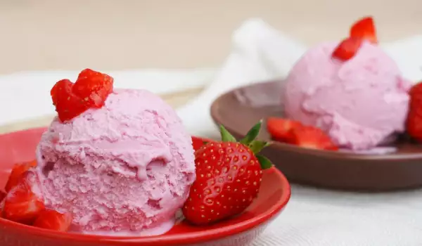 Сладолед от ягоди и мюсли