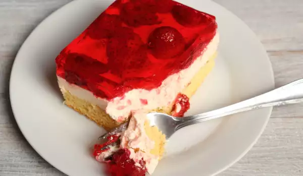 Торта с цели ягоди