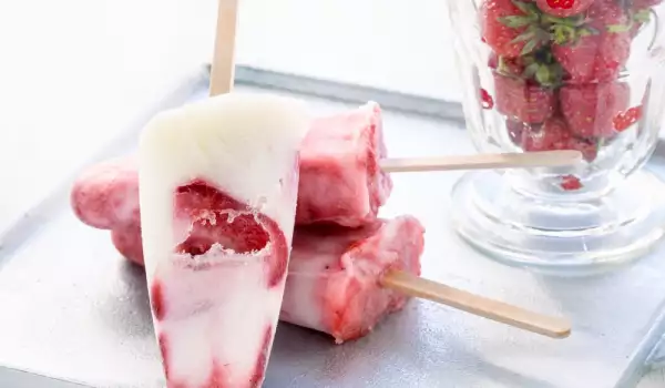 Йогурт със замразени ягоди