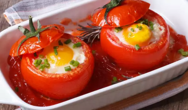 Пълнени домати с яйца и сирене