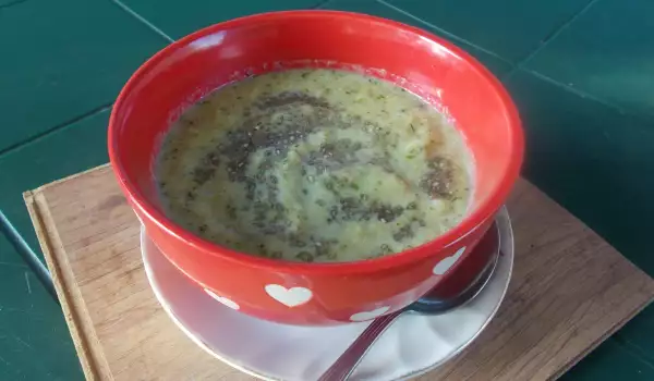 Супичка с броколи, тиквички и чия