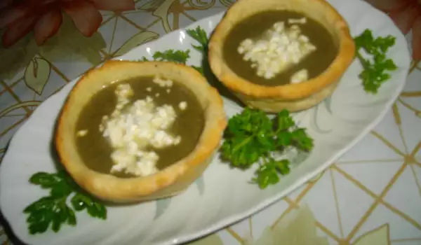 Крем супа от лапад със сметана в тестени купички