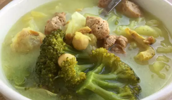 Вкусна супа с пиле и броколи