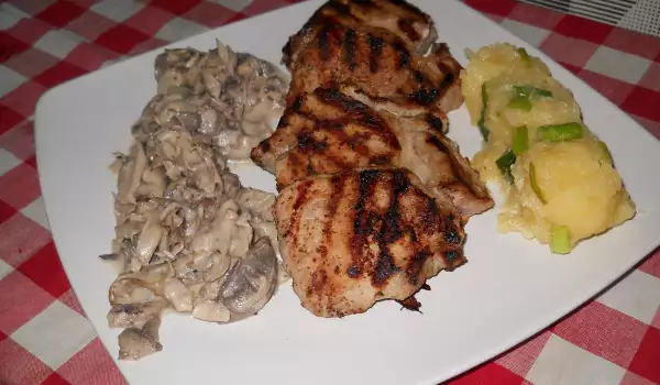 Свински каренца със сметанови гъби и картофена салата