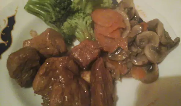 Свинско с броколи, гъби и морков