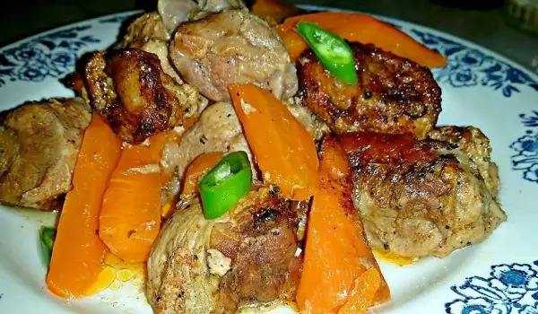 Пикантно свинско с моркови