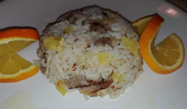 Късчета от свинско месо с ориз и портокал