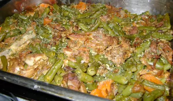 Свинско рагу със зелен фасул на фурна