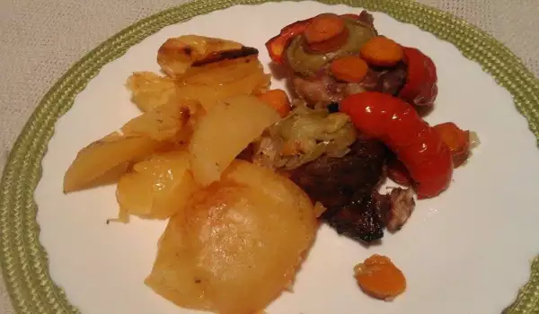 Свинско месо със зелени домати и картофи на фурна