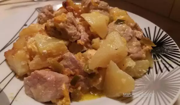 Печено свинско с картофи в гювеч
