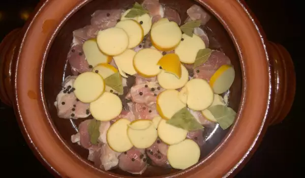 Свинско с кисело мляко и топено сирене в гърне