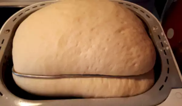 Тесто за мекици в хлебопекарна